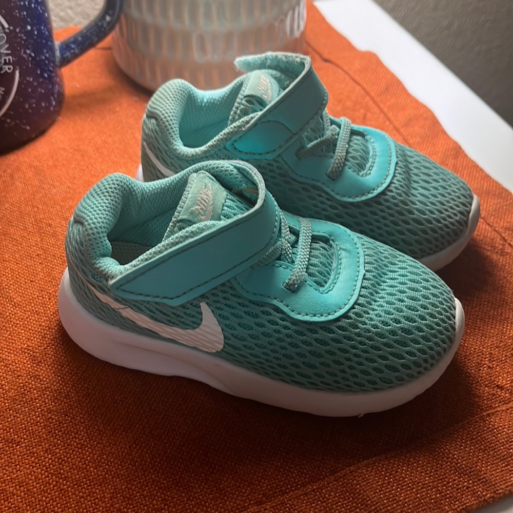 Nike tennis shoe